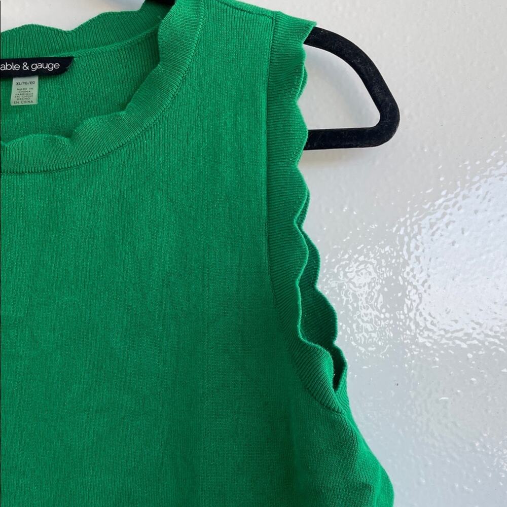 Emerald Green Scalloped Sleeveless Sweater - Picture 3 of 4